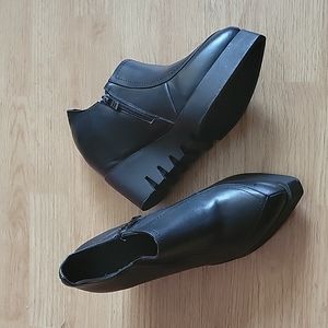 No brand name. Black Leather Ankle Boots/Booties Size guess 6.0/6.5